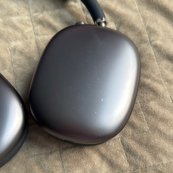 Black Apple AirPods Max - Picture 2 of 7